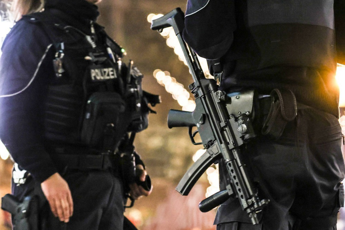 Nemška policija ubila "zblaznelega voznika" bagra. Preberite, kaj vse je počel ...