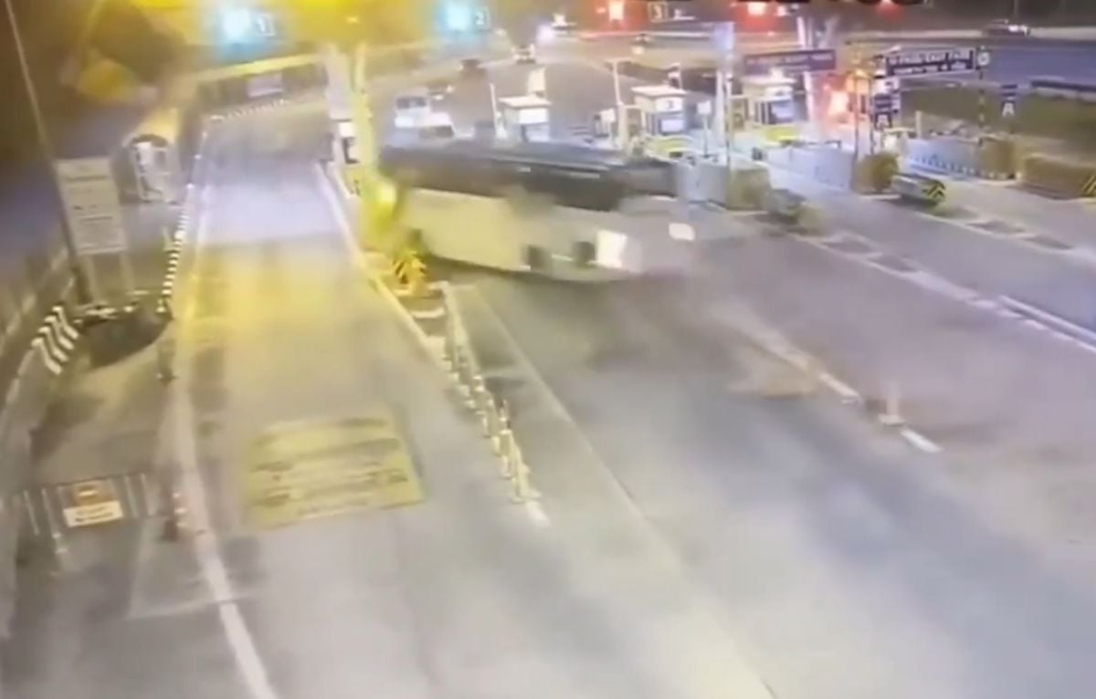 (VIDEO) Avtobus z ruskimi turisti se je zaletel v cestninsko postajo