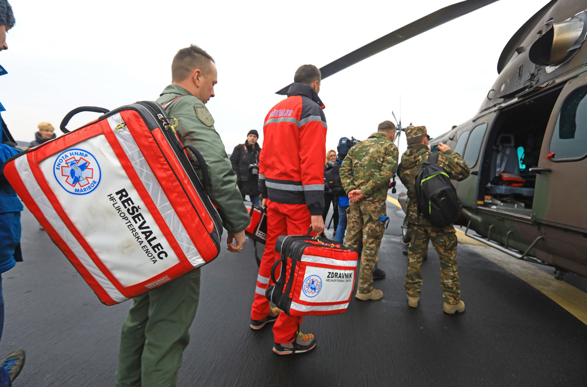 Na štiriletno deklico se je prevrnila cisterna z vodo in jo ukleščila, v UKC so jo prepeljali s helikopterjem