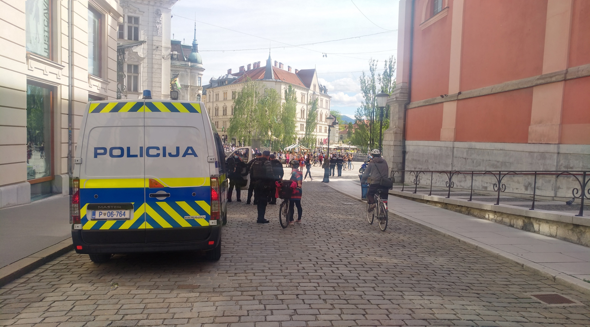 Ženski v središču Ljubljane prišli do oškodovanke in ji iz nahrbtnika ukradli denarnico z gotovino