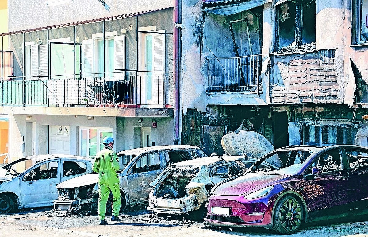 Sojenje za požig: Stanovalci bežali z domov, goreli tudi avtomobili
