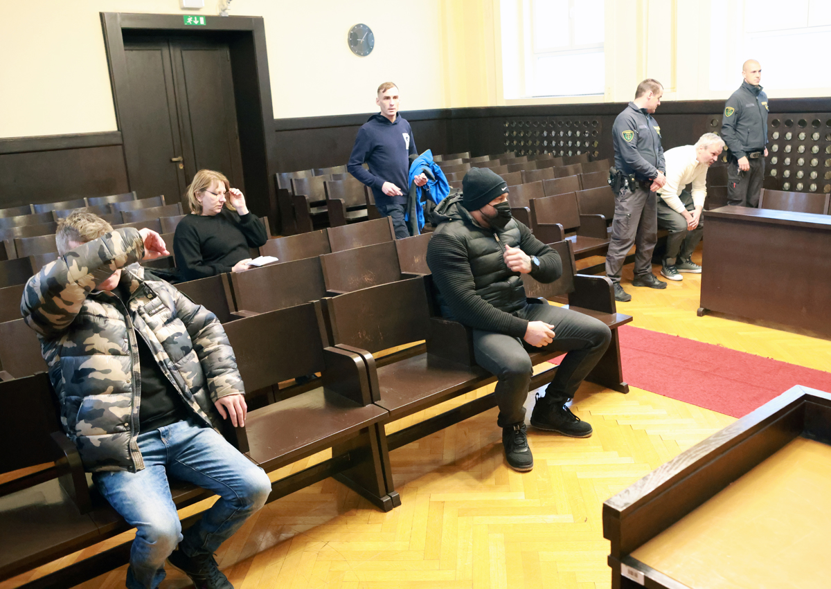 Četverica obtoženih je dejanja obžalovala. Vsi so oproščeni plačila stroškov sodnega postopka. 