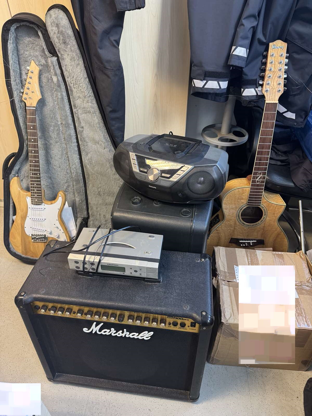 (FOTO) Ker so ga imeli sosedi dovolj, so mu odklopili elektriko, policisti pa so mu zasegli kitari, zvočnika ...