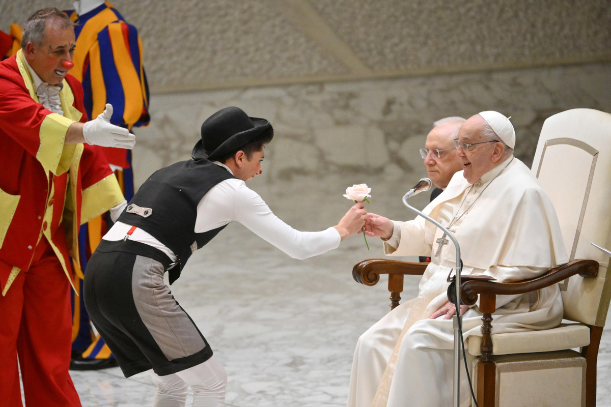 Papež Frančišek padel in se udaril v roko, ki pa ni zlomljena