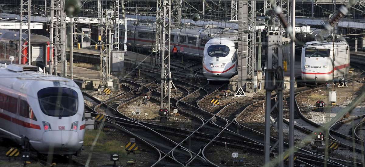 V Nemčiji moški preživel vožnjo na zunanjem delu hitrega vlaka