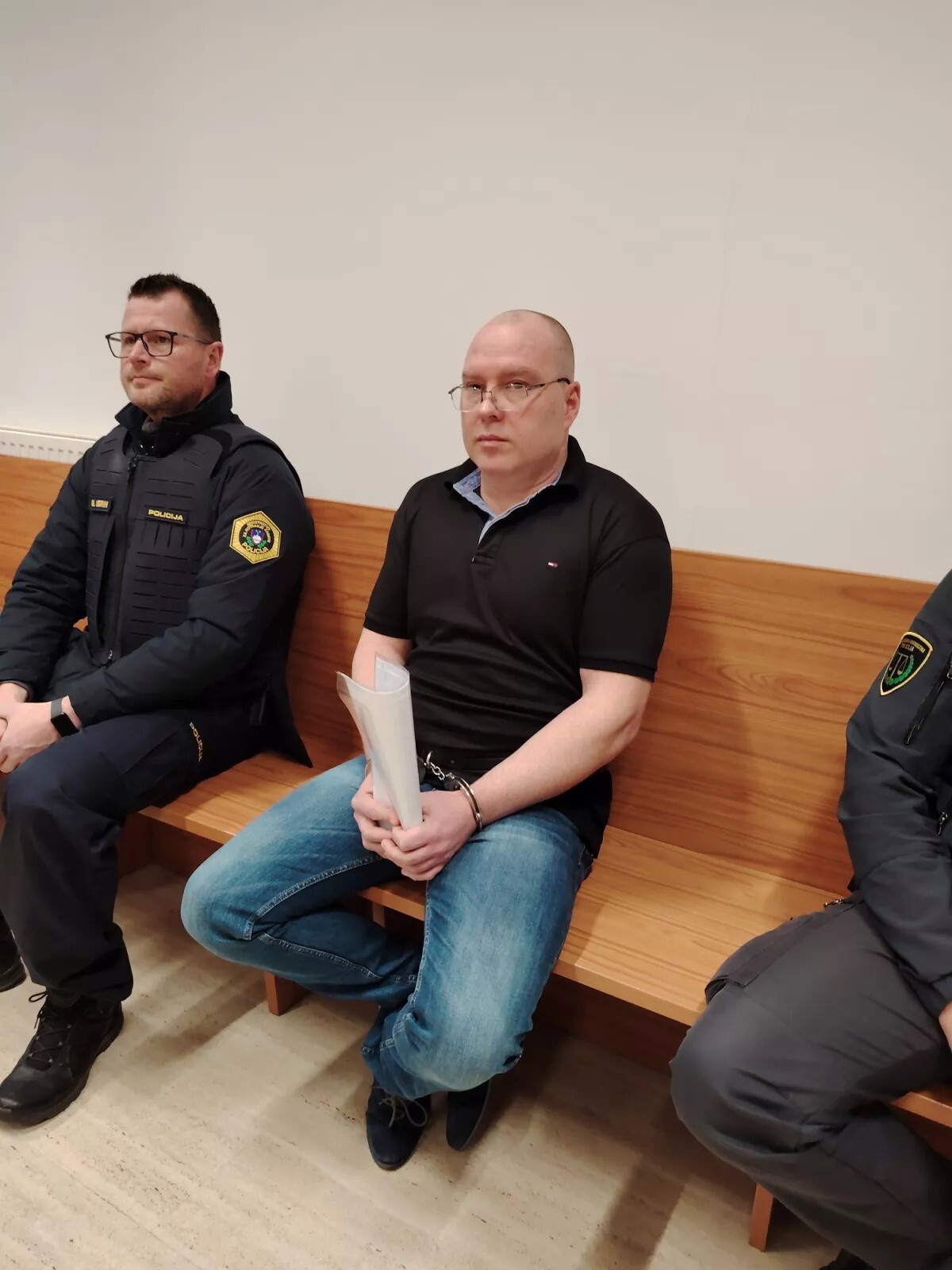 Hladnokrvni umor v Trnavi: Ležečega v postelji šestkrat ustrelila