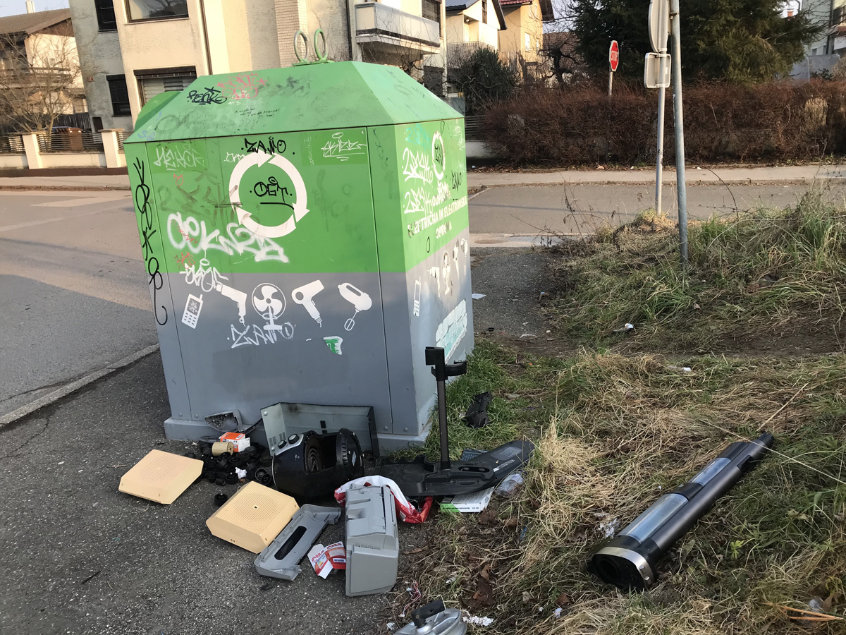 (FOTO) Kako se (ne) ločujejo elektronski odpadki: Baterije, cvrtniki in tiskalniki kar na tleh