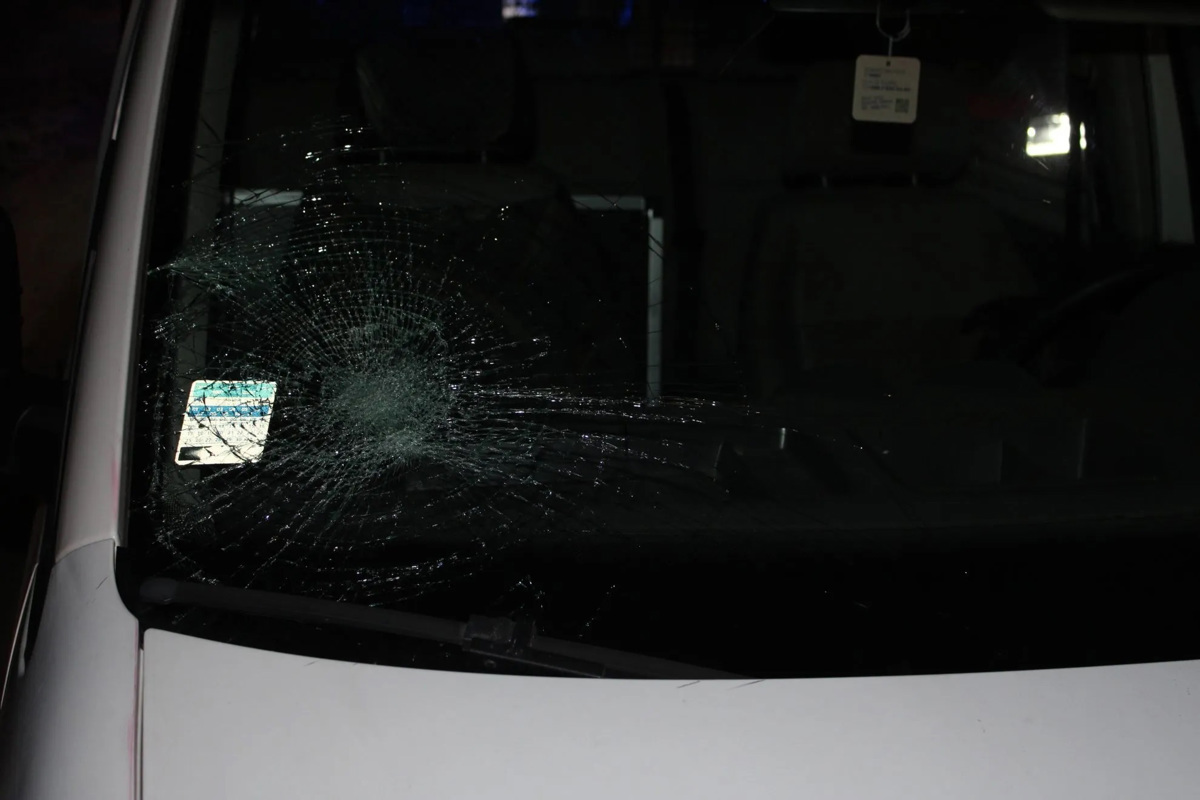 (FOTO) Huje poškodovana: Precej opit voznik trčil v peško