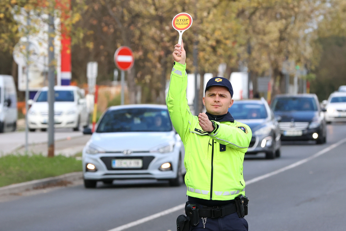 V tehnično neizpravnem in neregistriranem avtomobilu prevažala otroke. Tudi vozniškega izpita ni imela
