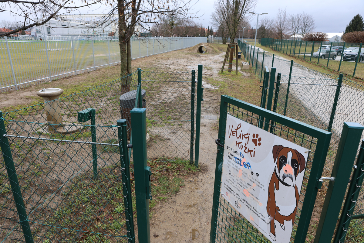 (FOTO) Pasji park na Taboru bodo le zatravili. Občina že načrtuje drugega 
