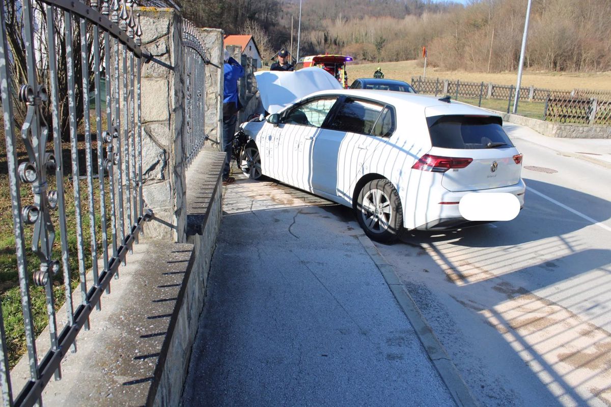 (FOTO) 45-letna voznica v ovinku izgubila oblast nad vozilom in trčila v ograjo