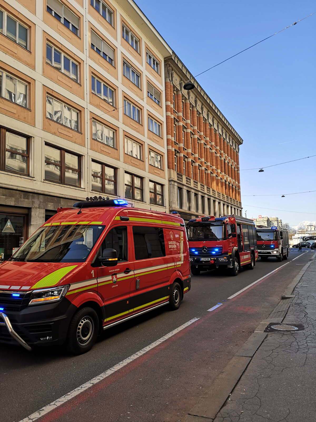 (FOTO) Na Miklošičevi cesti v Ljubljani zagorelo v poslovnem objektu