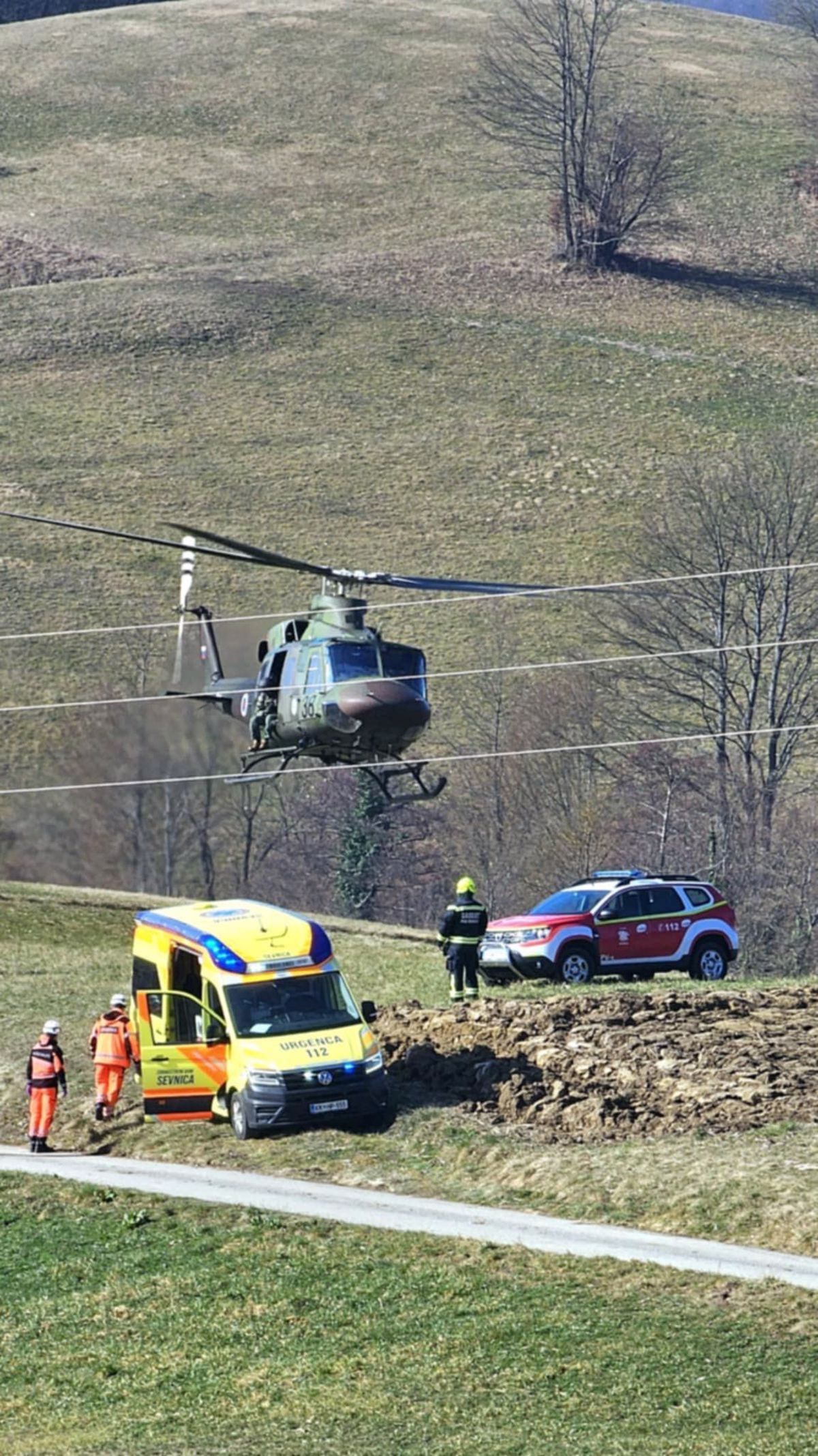 (FOTO) Na pomoč prispela helikopterska ekipa Maribor: Padel z delovnega odra in se poškodoval
