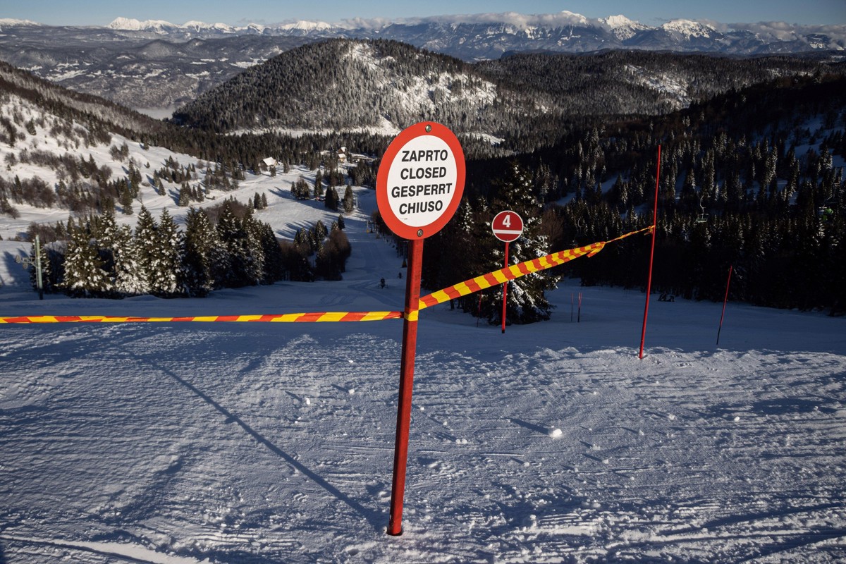 Med smučanjem na Soriški planini v drevo trčil otrok in umrl