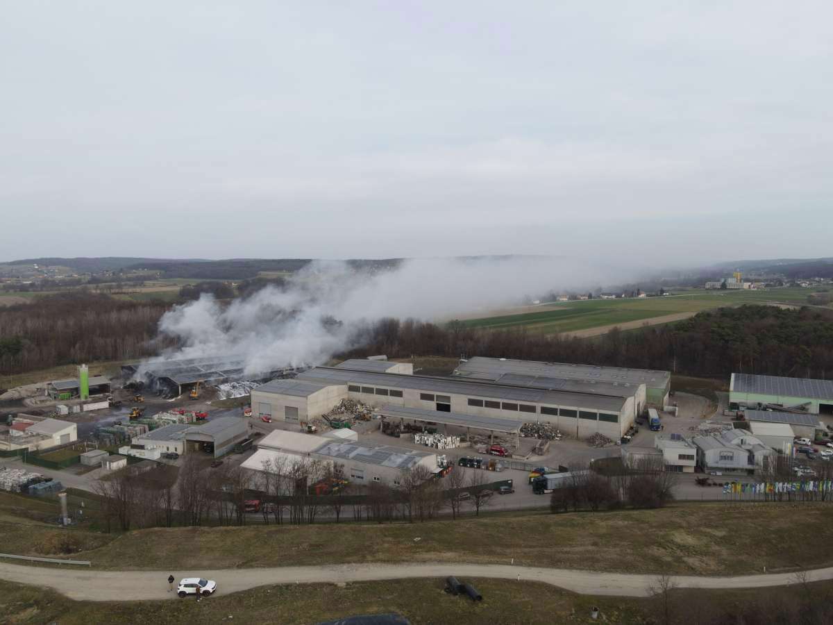 (FOTO) Zagorelo na deponiji odpadkov v Puconcih. Policija poziva: Ne približujte se in ne odpirajte oken