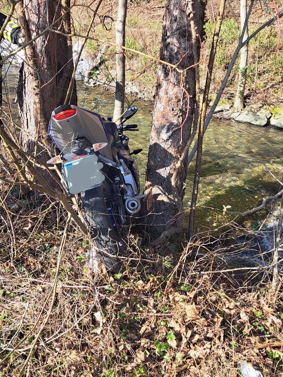 (FOTO) 17-letnik zaradi neprilagojene hitrosti izgubil oblast nad motorjem in trčil v drevo
