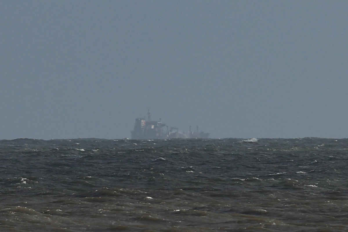 Ladji gorita že več kot 24 ur: Pred britansko obalo portugalska ladja trčila v tanker z gorivom za ameriško vojsko