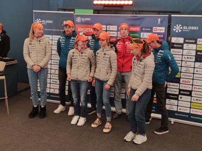 Pokljuški poziv obiskovalcem: Škornje na noge, vrečko na glavo in tiho navijanje