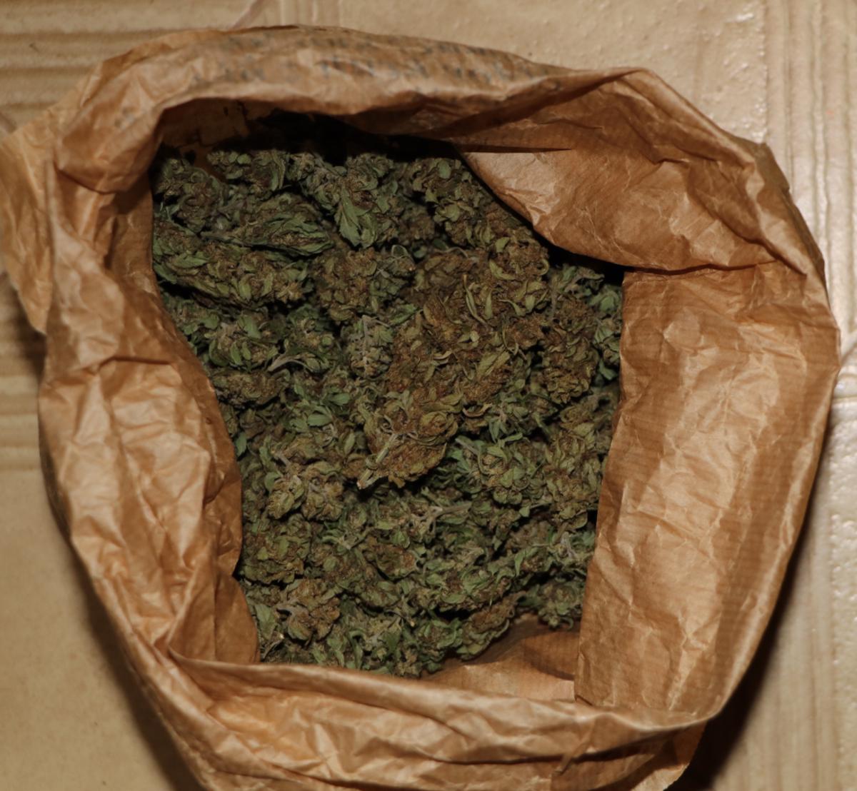 Okolica Ptuja: 64-letniku zasegli več kilogramov konoplje, cigaretne zvitke, pripomočke za predelavo in pakiranje ...