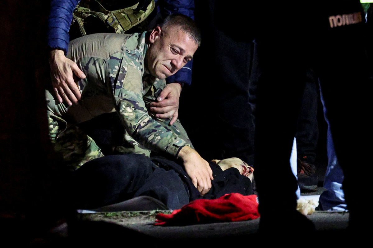 Število ubitih v ruskem napadu na rojstno mesto ukrajinskega predsednika Krivi Rog naraslo na 18