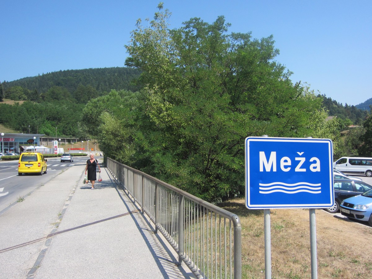 PU Celje: Policista ustavila voznika kombija, ki je ustavil, nato pa zbežal in prečkal reko Mežo ...