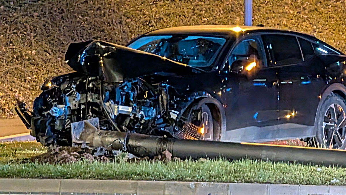 (FOTO) Alkoholiziran voznik v Mariboru ponoči trčil v drog javne razsvetljve in ga podrl