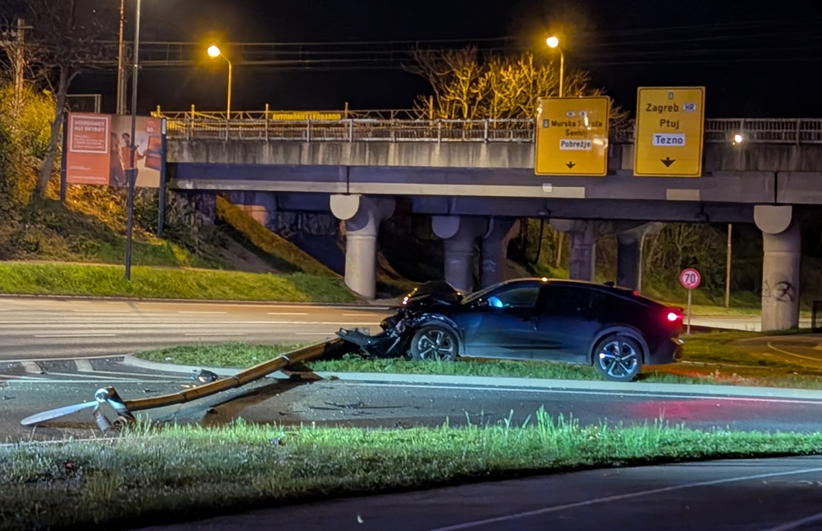 (FOTO) Alkoholiziran voznik v Mariboru ponoči trčil v drog javne razsvetljve in ga podrl