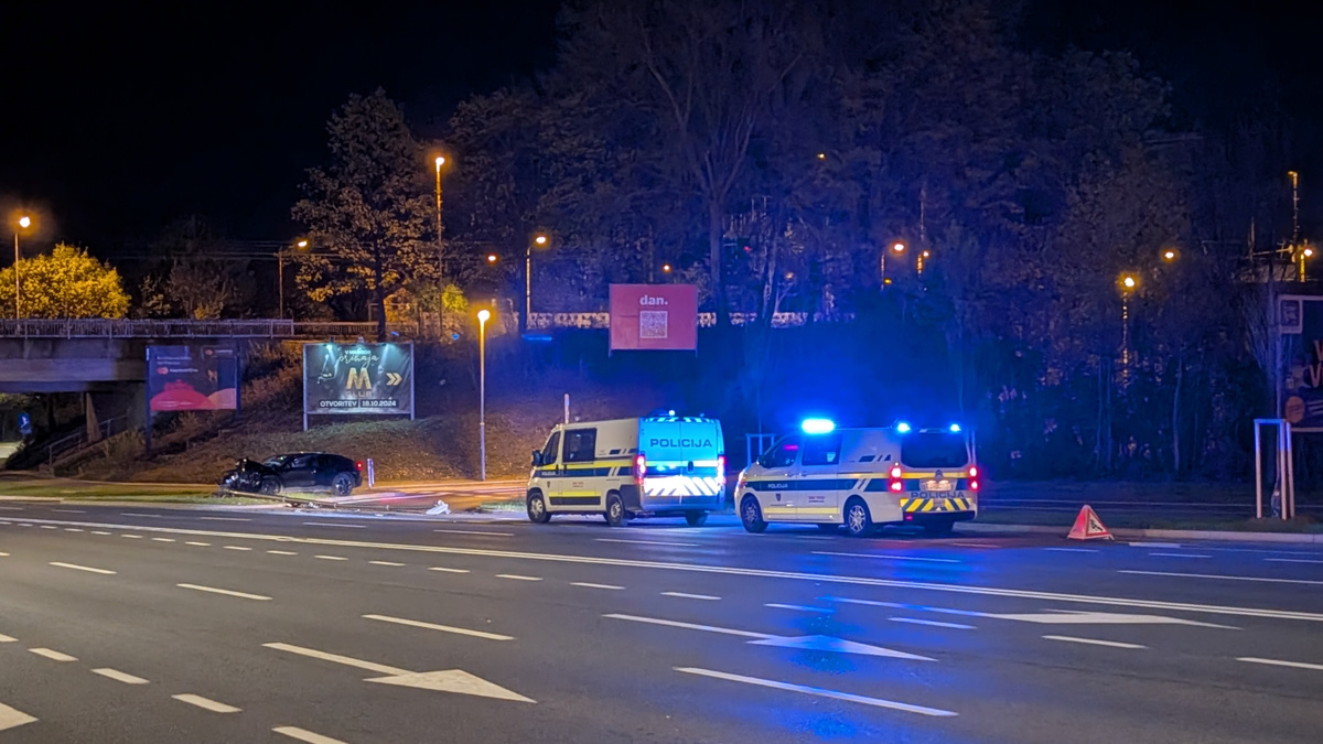 (FOTO) Alkoholiziran voznik v Mariboru ponoči trčil v drog javne razsvetljve in ga podrl