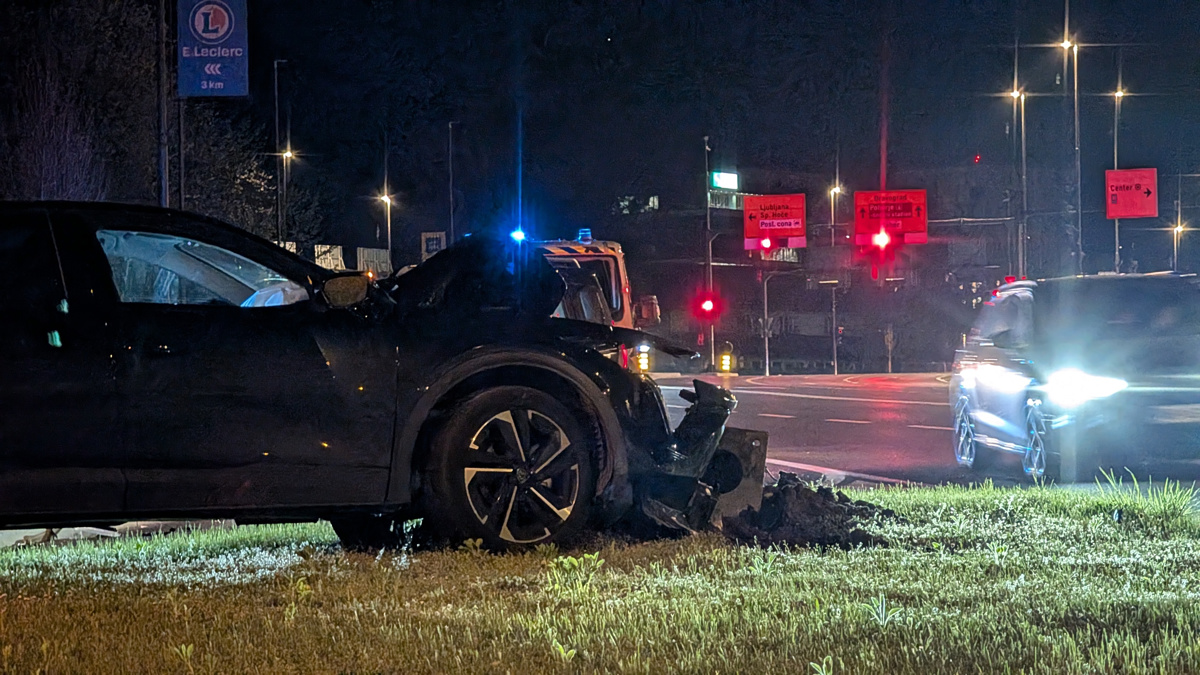 (FOTO) Alkoholiziran voznik v Mariboru ponoči trčil v drog javne razsvetljve in ga podrl