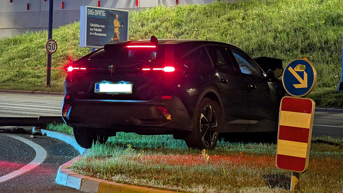 (FOTO) Alkoholiziran voznik v Mariboru ponoči trčil v drog javne razsvetljve in ga podrl