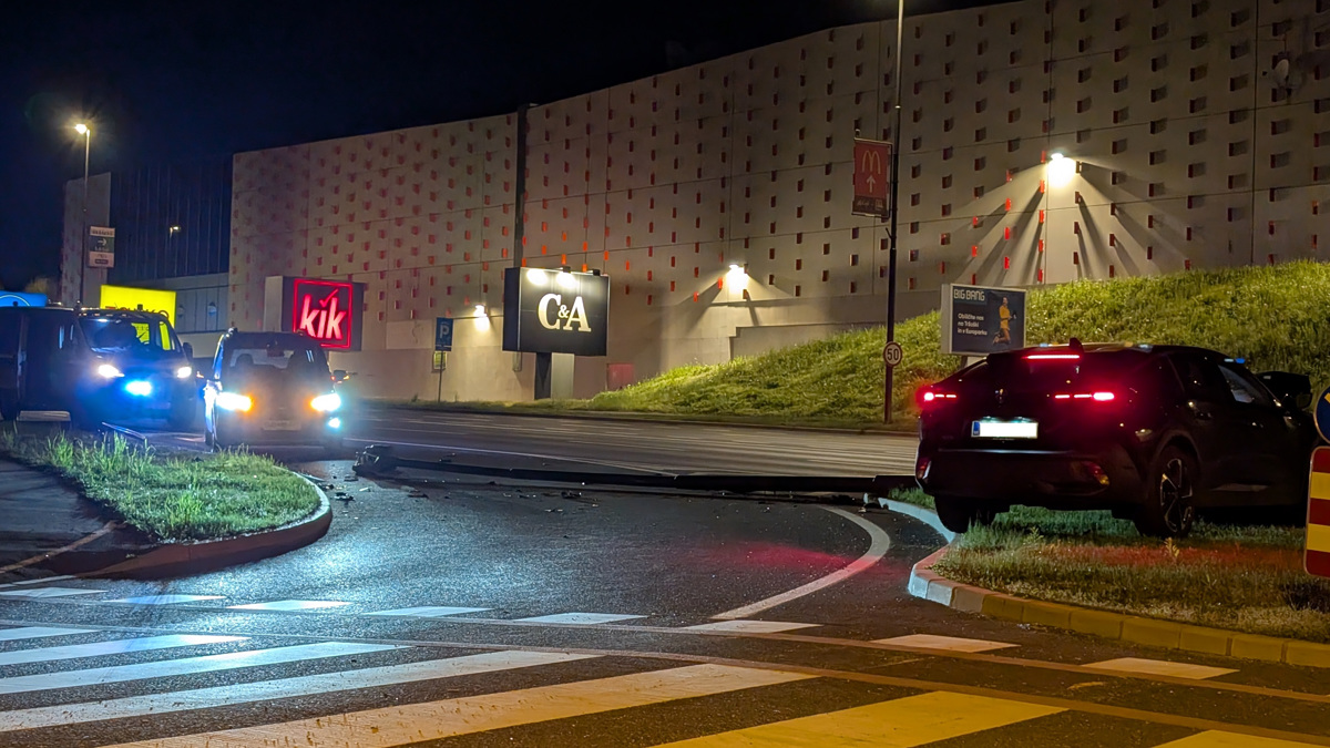(FOTO) Alkoholiziran voznik v Mariboru ponoči trčil v drog javne razsvetljve in ga podrl