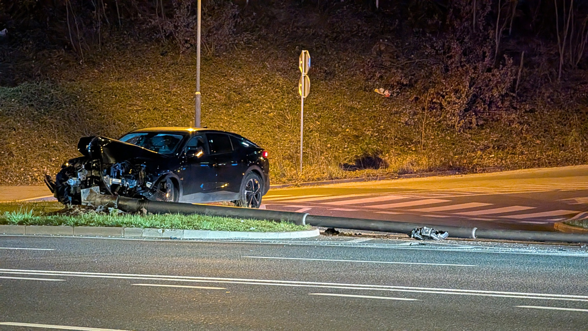 (FOTO) Alkoholiziran voznik v Mariboru ponoči trčil v drog javne razsvetljve in ga podrl