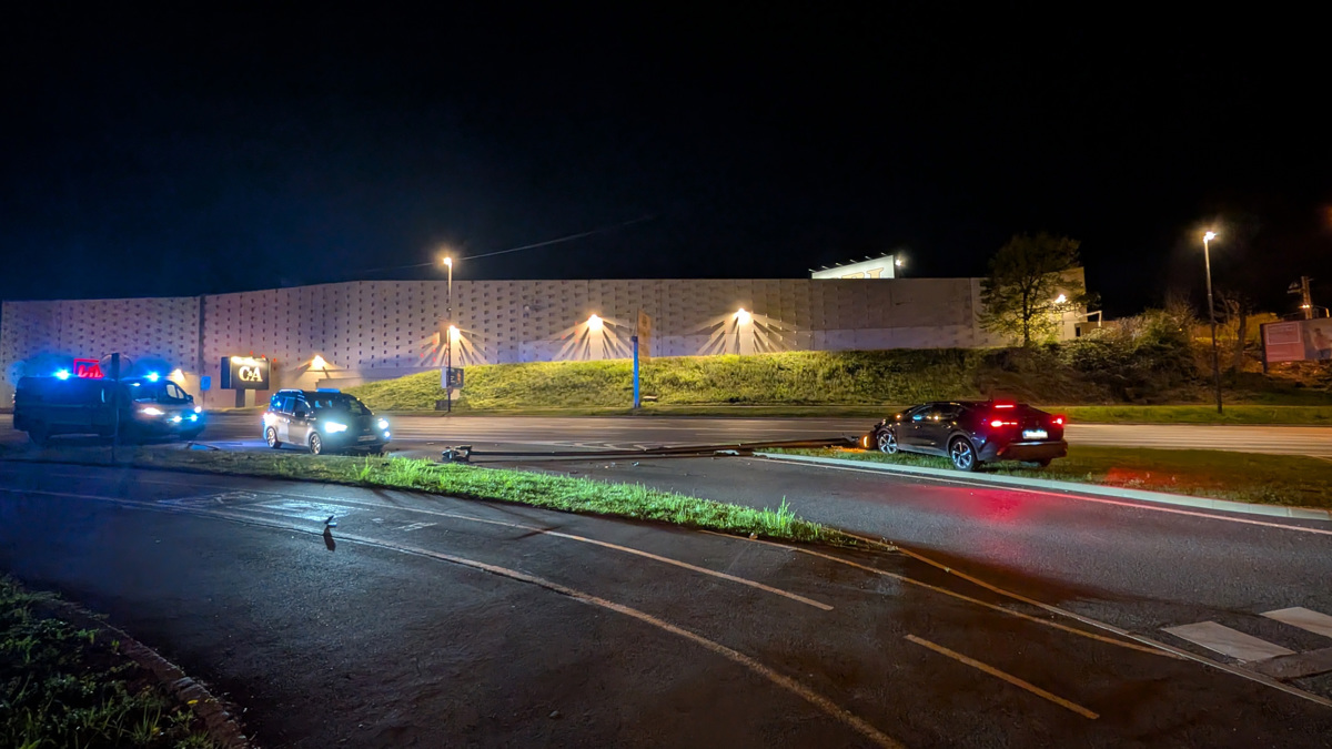 (FOTO) Alkoholiziran voznik v Mariboru ponoči trčil v drog javne razsvetljve in ga podrl