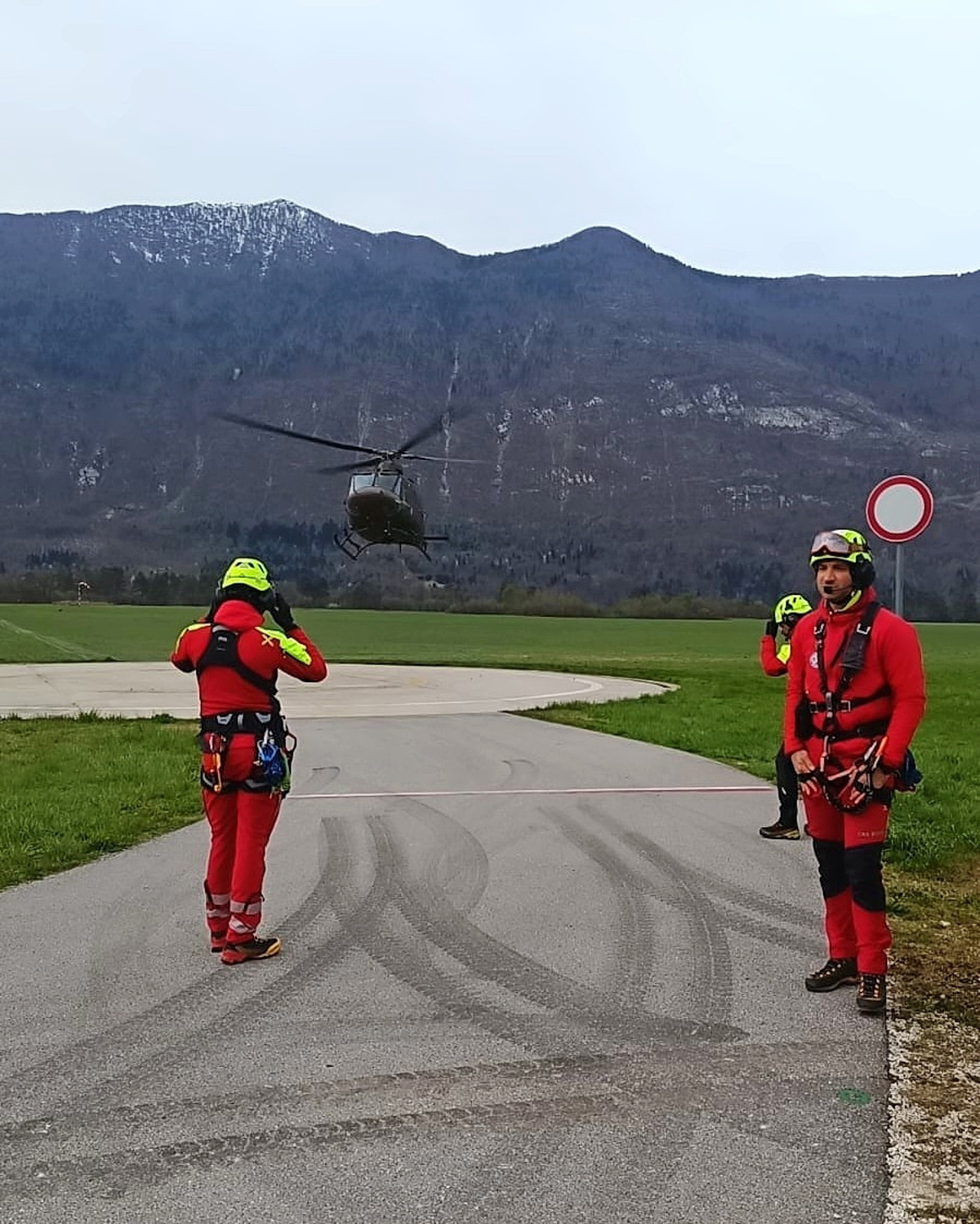 Na 1550 metrih nadmorske višine obtičal najstnik, zjutraj so ga s helikopterjem prepeljali v dolino