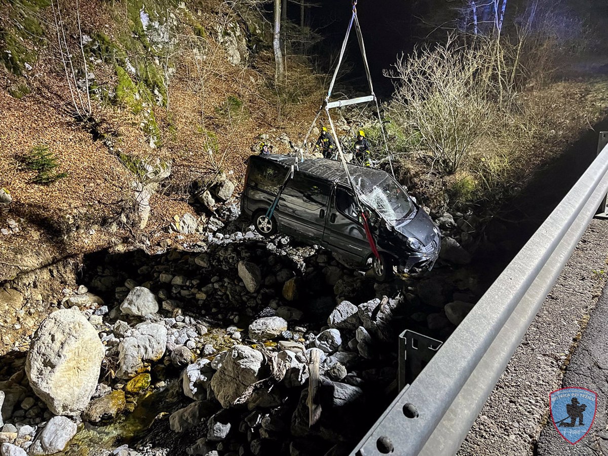 (FOTO) Izgubil oblast nad vozilom in končal v strugi potoka