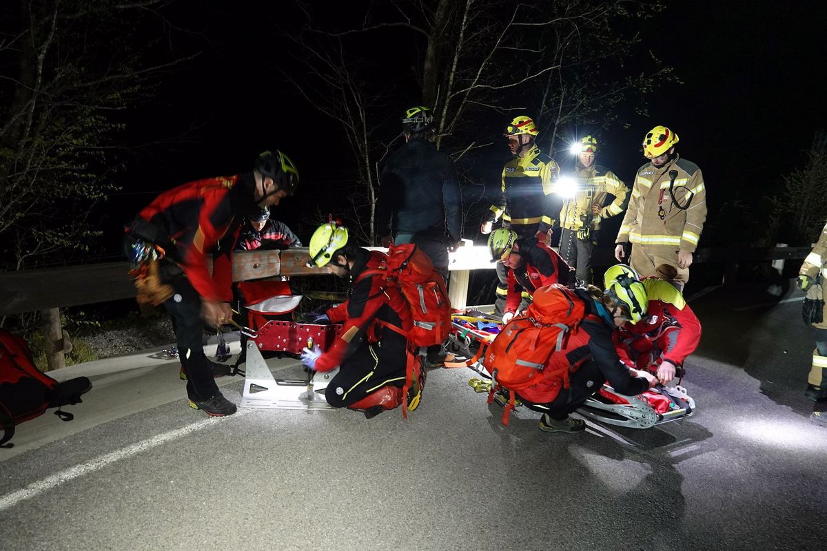 (FOTO) Na razgledni točki sta sedela na ograji, nato pa je izgubil ravnotežje in padel, prijatelj ga je skušal ujeti ...
