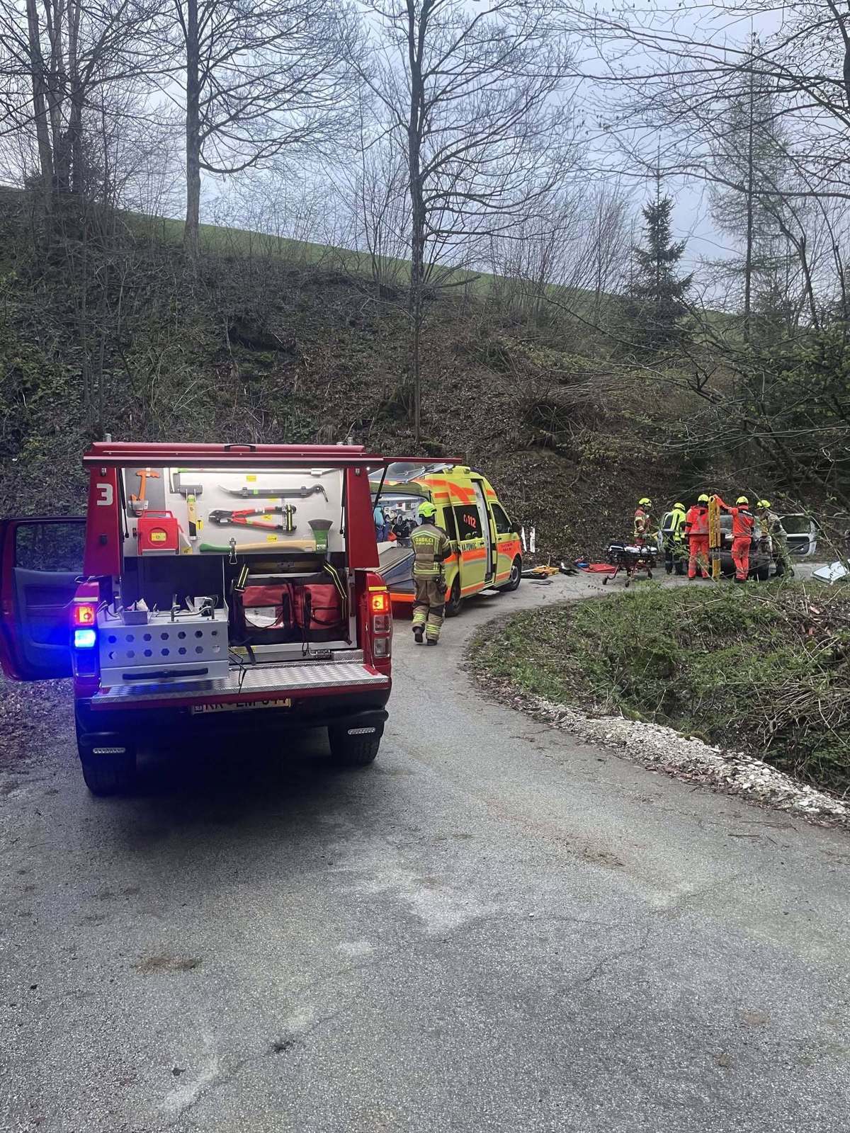 (FOTO) V nepreglednem ovinku zapeljal s ceste, hudo poškodovanega voznika je našla stanovalka bližnje hiše