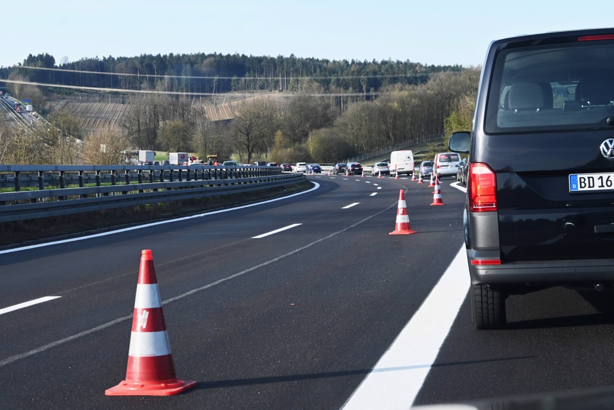 Korak nazaj: Na avtocestah bo veljala nova omejitev hitrosti, novo prometno signalizacijo že postavljajo 