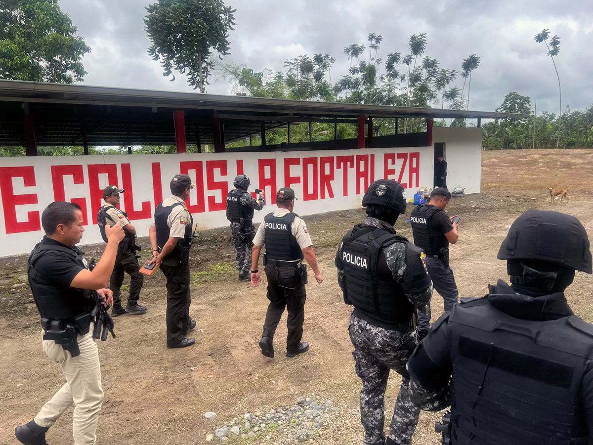 Tolpa je Britanca izvlekla iz policijske postaje in ga zažgala