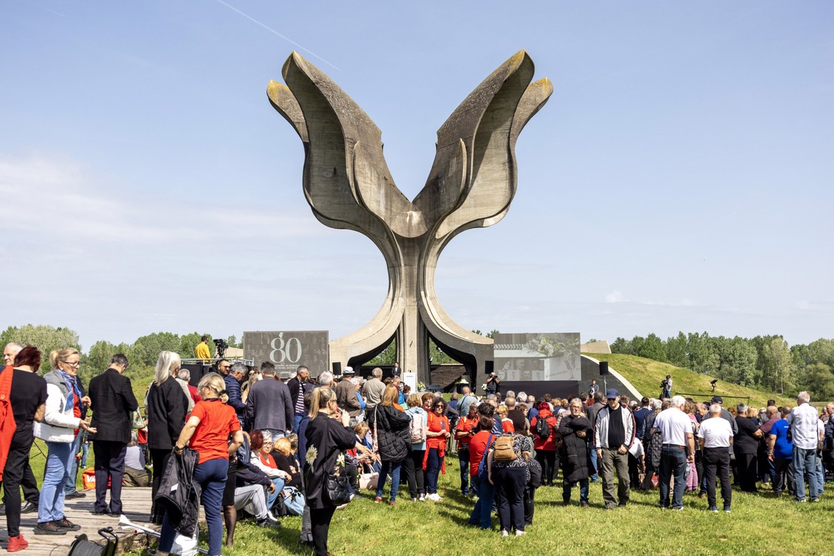 Hrvaški državni vrh v Jasenovcu ob 80. obletnici preboja ujetnikov iz taborišča