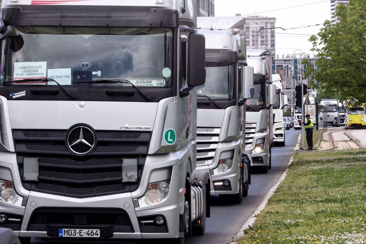 (FOTO) Nekonkurenčni na trgu: Prevozniki s tovornjaki zapeljali po cestah, protestirali zaradi večletnih težav