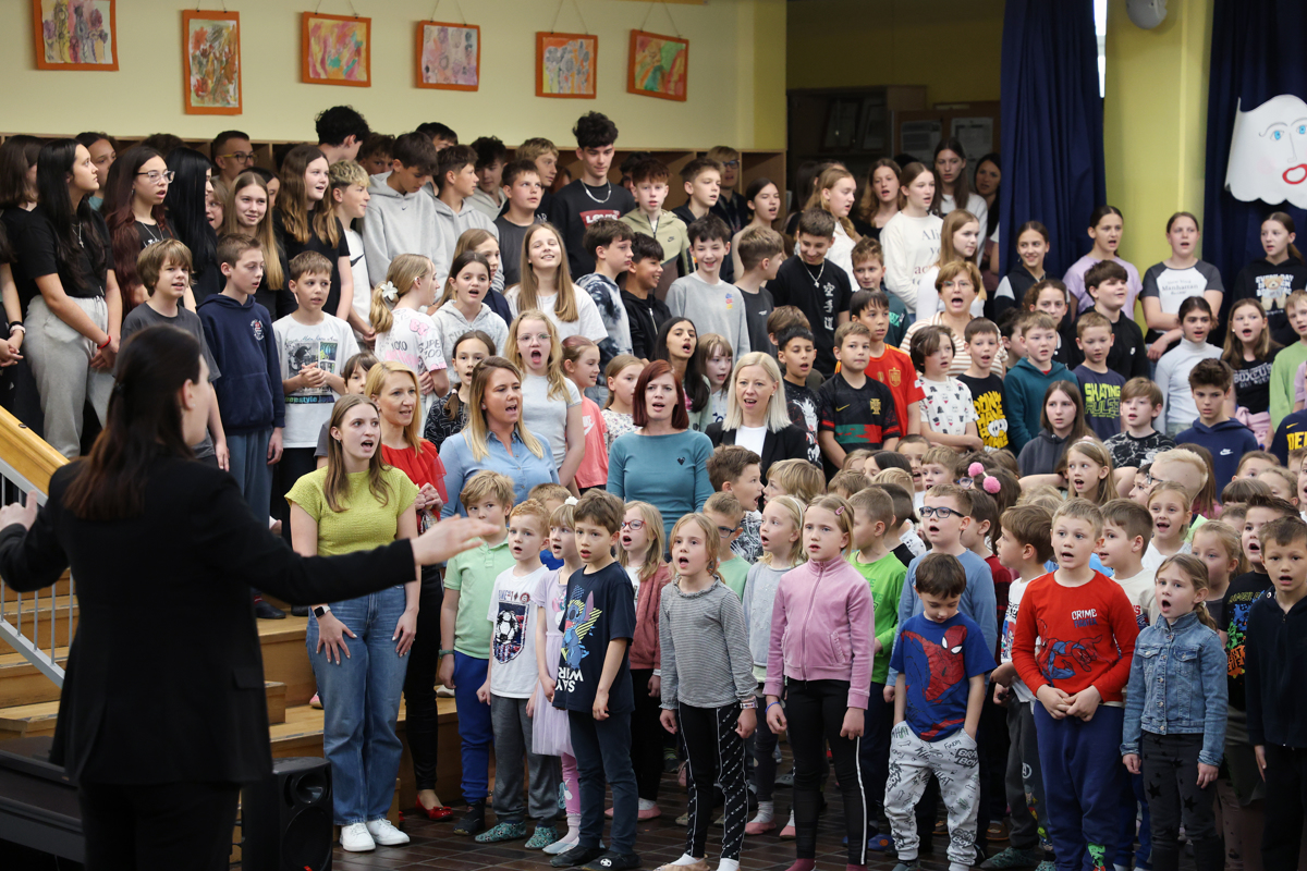 (VIDEO IN FOTO) Vseslovensko petje s srci: Na dan Zelenega Jurija pesem povezuje Slovenijo