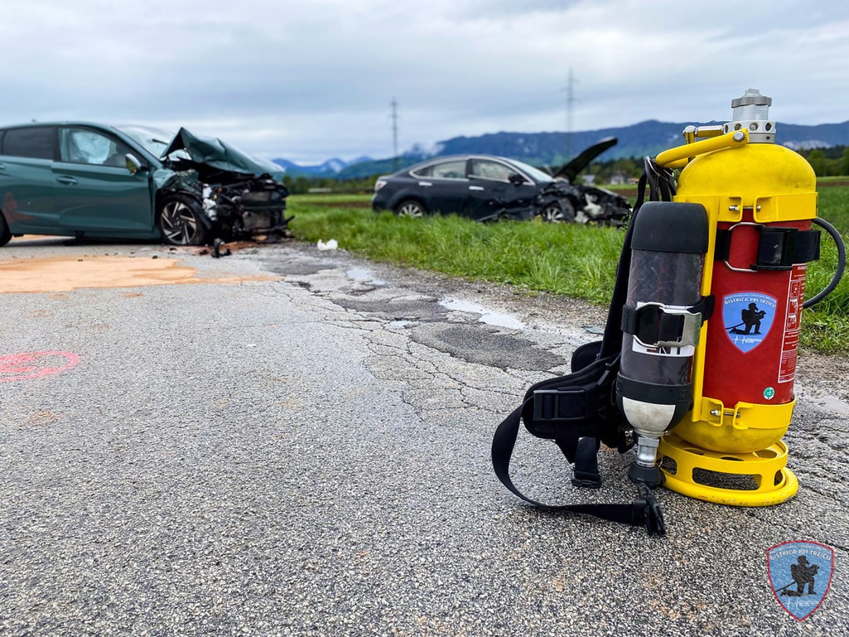 (FOTO) Počilo na cesti, posledice prometne nesreče odpravljalo več kot deset gasilcev