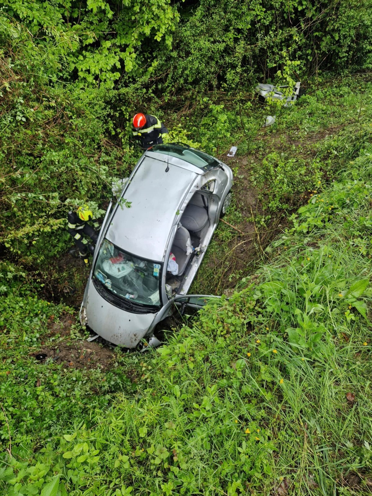 (FOTO) Osebno vozilo zapeljalo s ceste, ena oseba telesno poškodovana