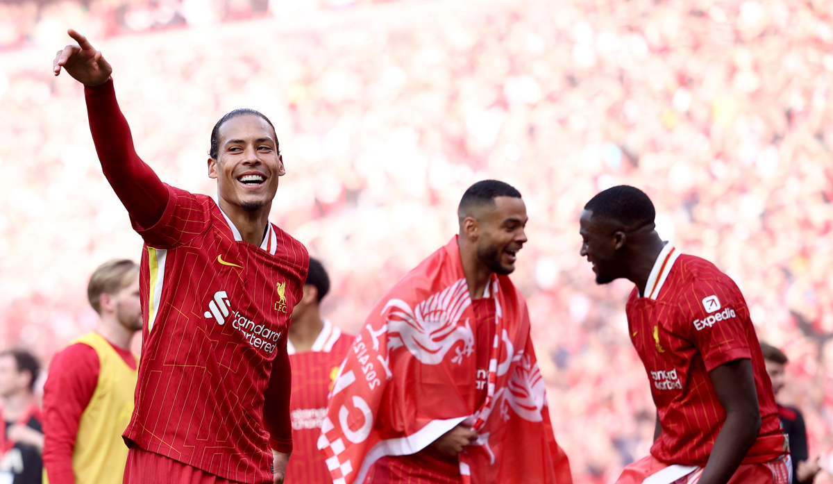 (FOTO) Vzdušje na Anfieldu zelo praznično in prešerno: Liverpool že prvak v Angliji