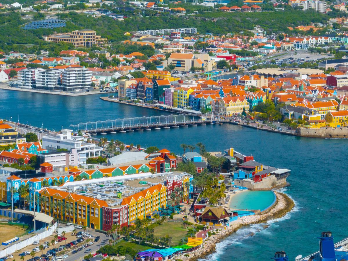 Turkizno morje in pisane hiše: So vas potovanja že zanesla v eno najbolj barvitih mest na svetu