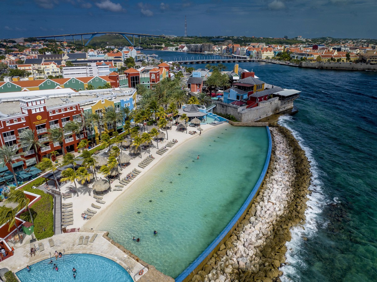 Turkizno morje in pisane hiše: So vas potovanja že zanesla v eno najbolj barvitih mest na svetu