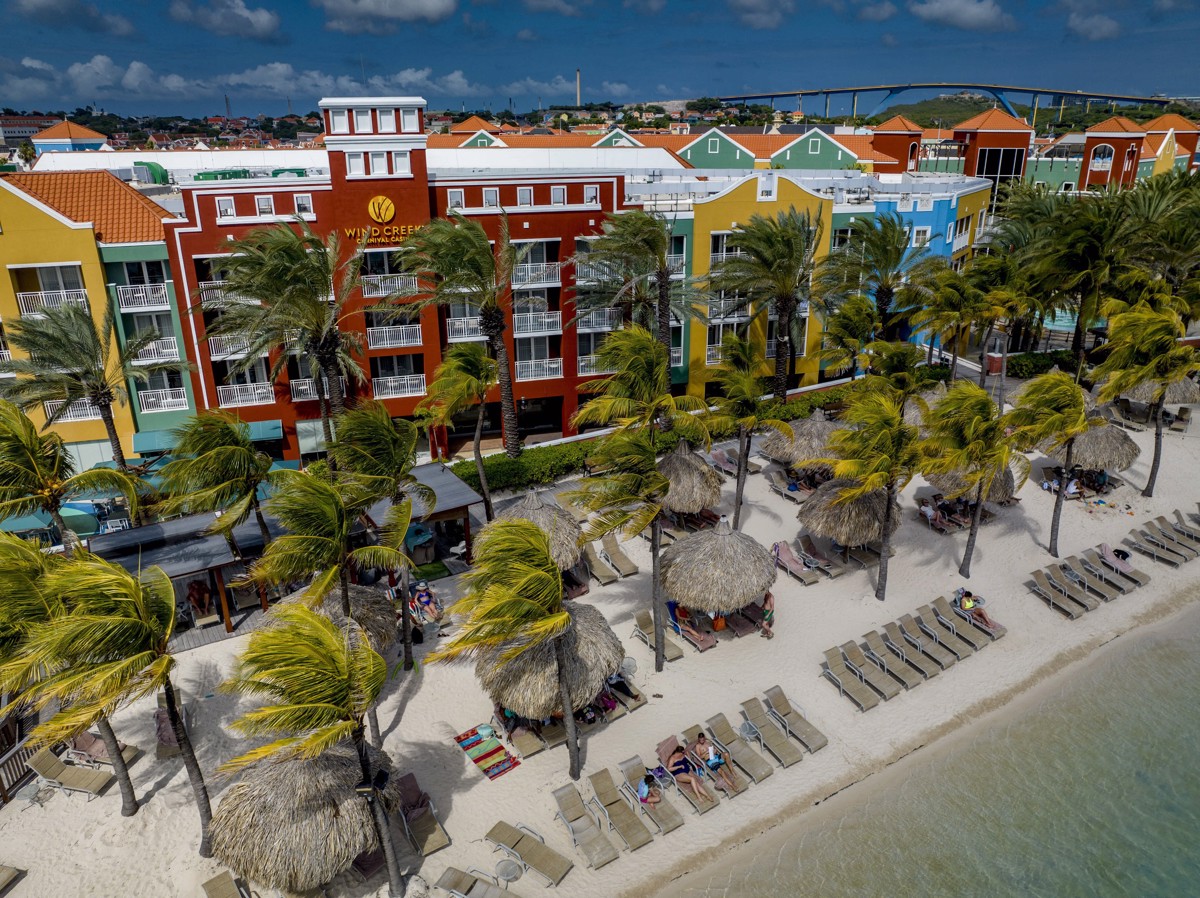 Turkizno morje in pisane hiše: So vas potovanja že zanesla v eno najbolj barvitih mest na svetu