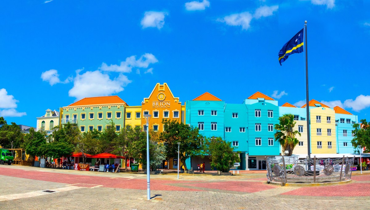 Turkizno morje in pisane hiše: So vas potovanja že zanesla v eno najbolj barvitih mest na svetu