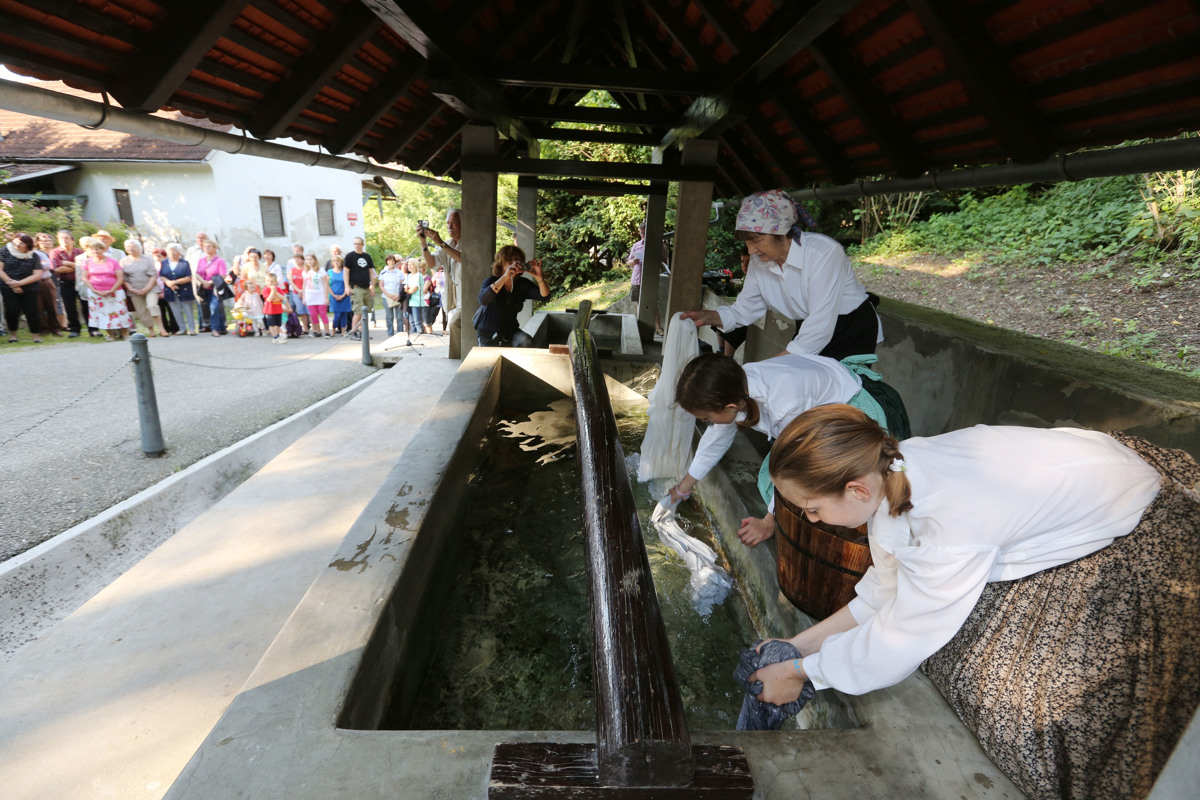 Na Studencih pranje perila na star način